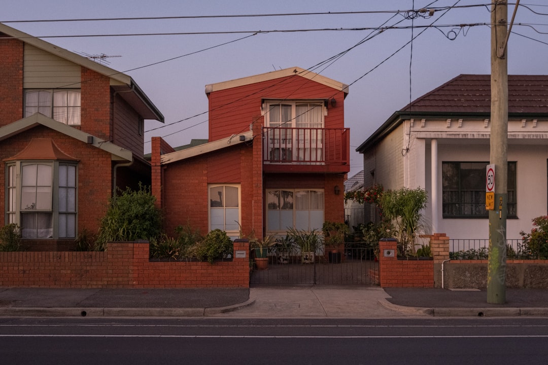 Illustration: brown and white concrete house